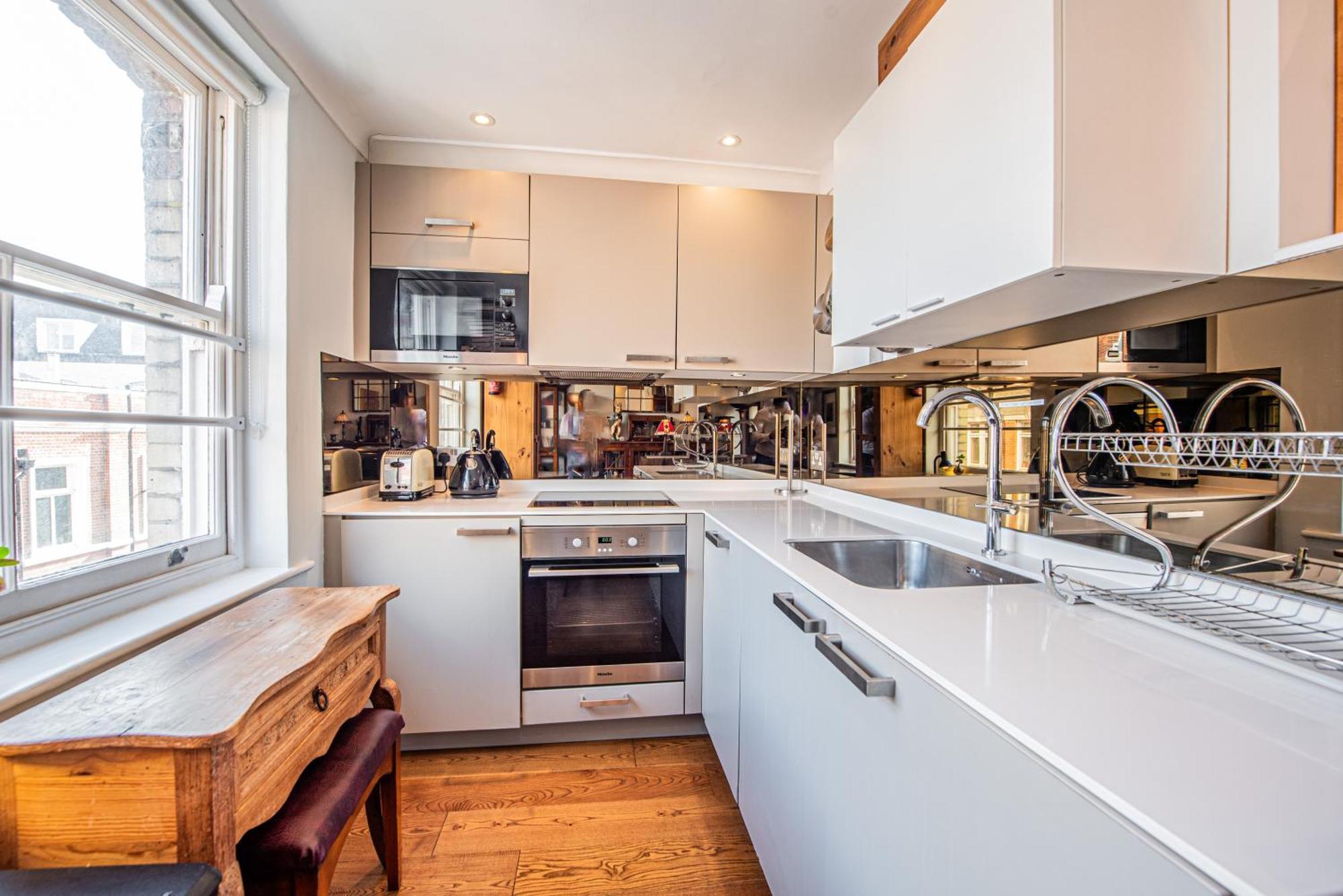 Stylish 1-Bed Flat In Soho - Prime Central Лондон Екстериор снимка