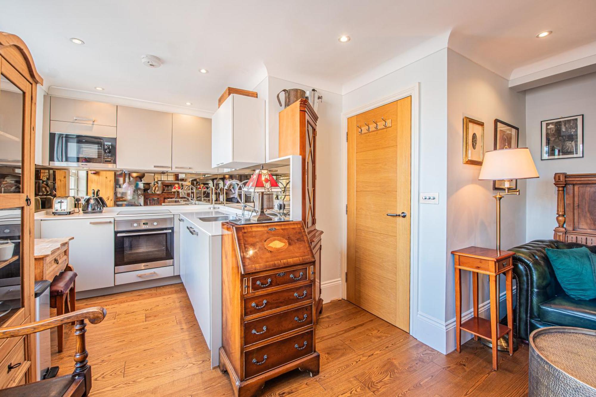 Stylish 1-Bed Flat In Soho - Prime Central Лондон Екстериор снимка