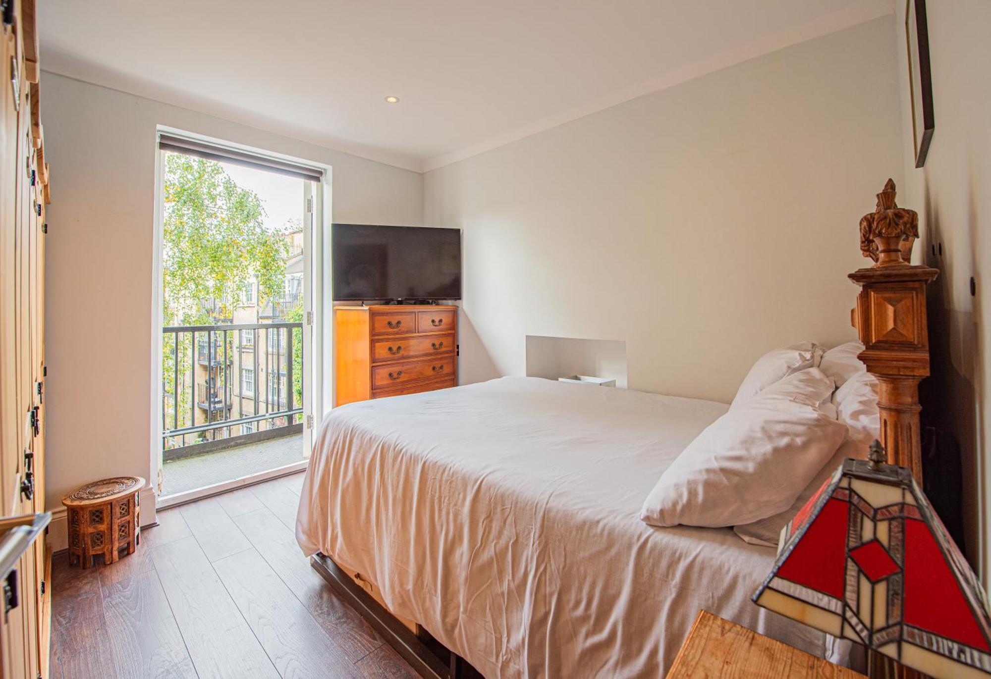 Stylish 1-Bed Flat In Soho - Prime Central Лондон Екстериор снимка