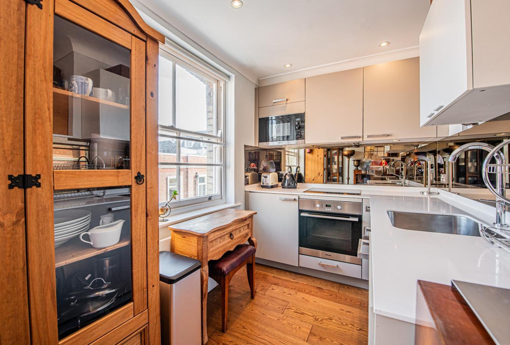 Stylish 1-Bed Flat In Soho - Prime Central Лондон Екстериор снимка