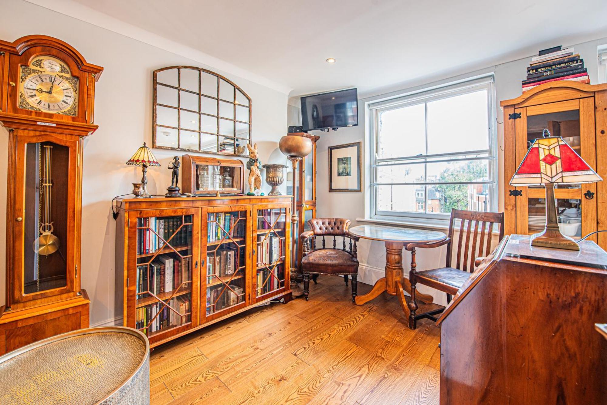 Stylish 1-Bed Flat In Soho - Prime Central Лондон Екстериор снимка